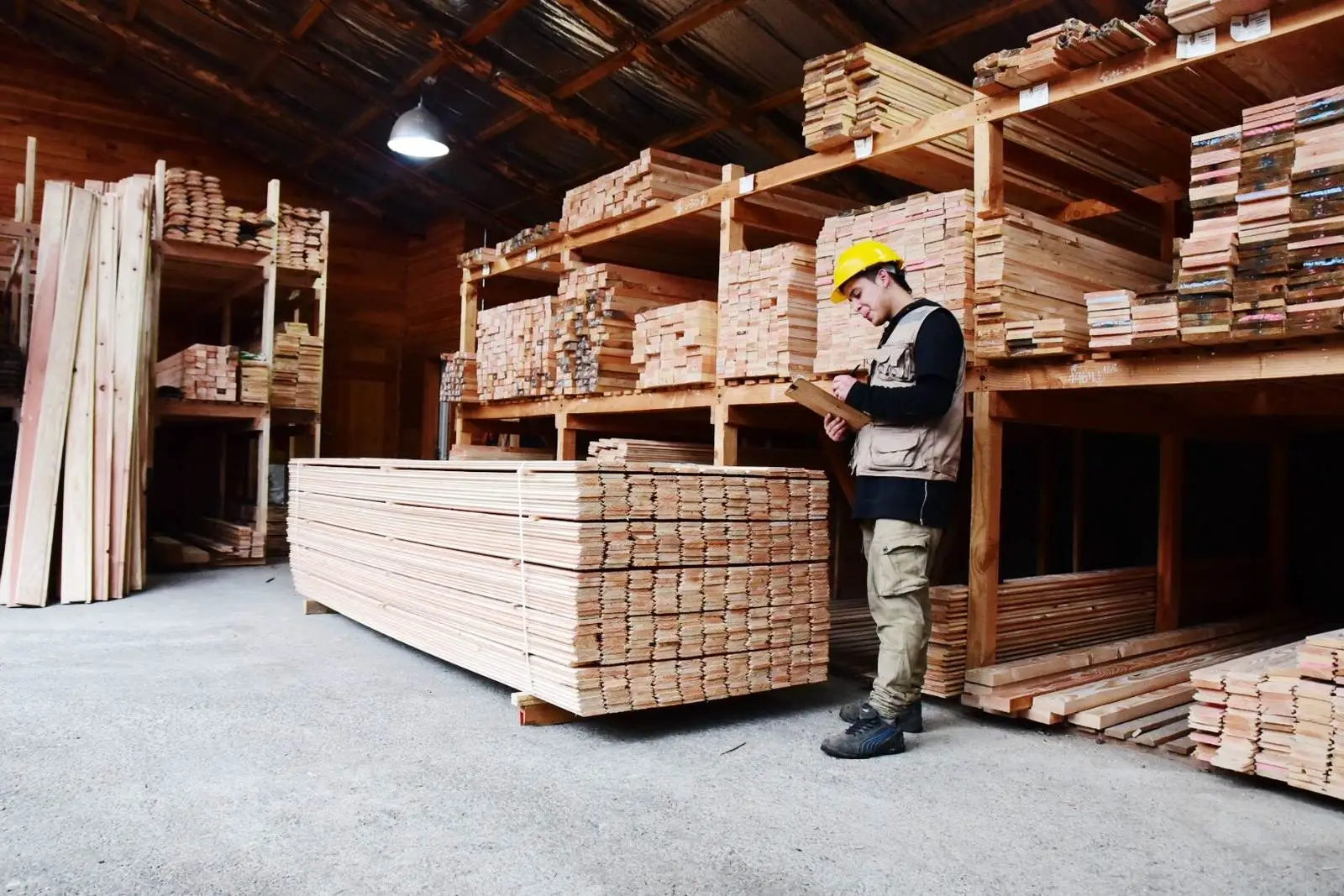 Bodega con stock de madera ordenado en racks