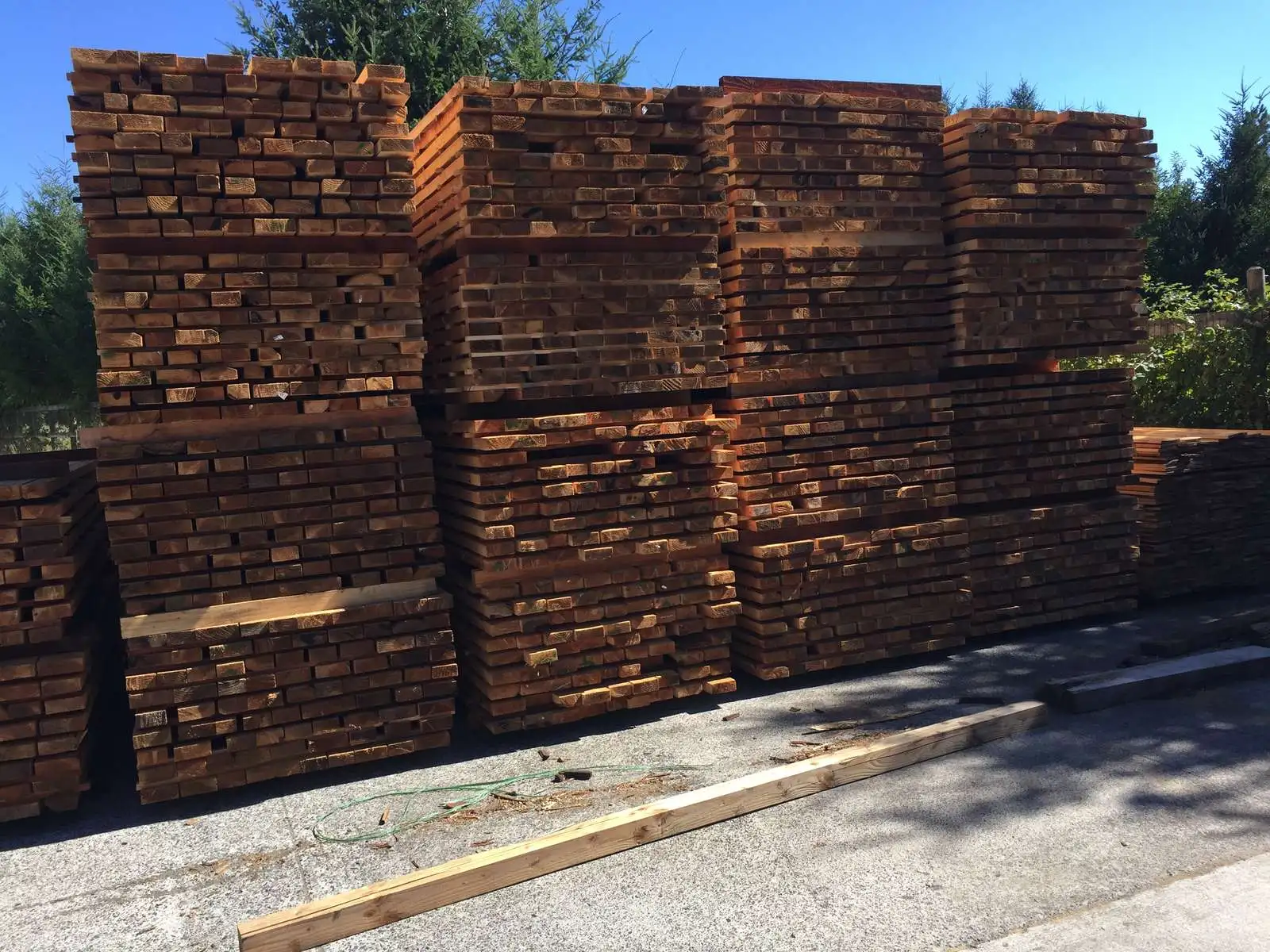 Pilas de madera aserrada secando en el patio de acopio
