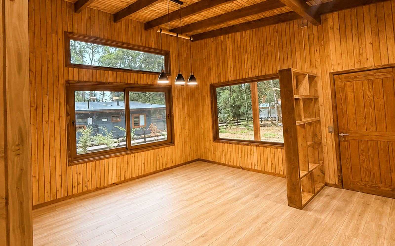 Detalle de revestimiento interior de Ciprés Thuja con vigas y ventanas