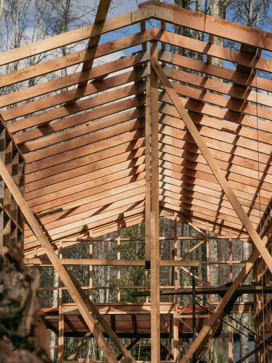Estructura de techo con vigas de pino oregón