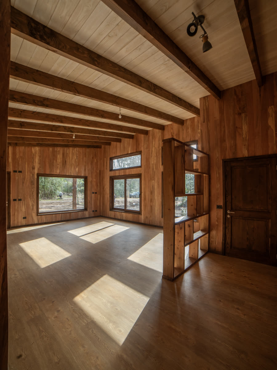Interior con vigas de pino oregón a la vista