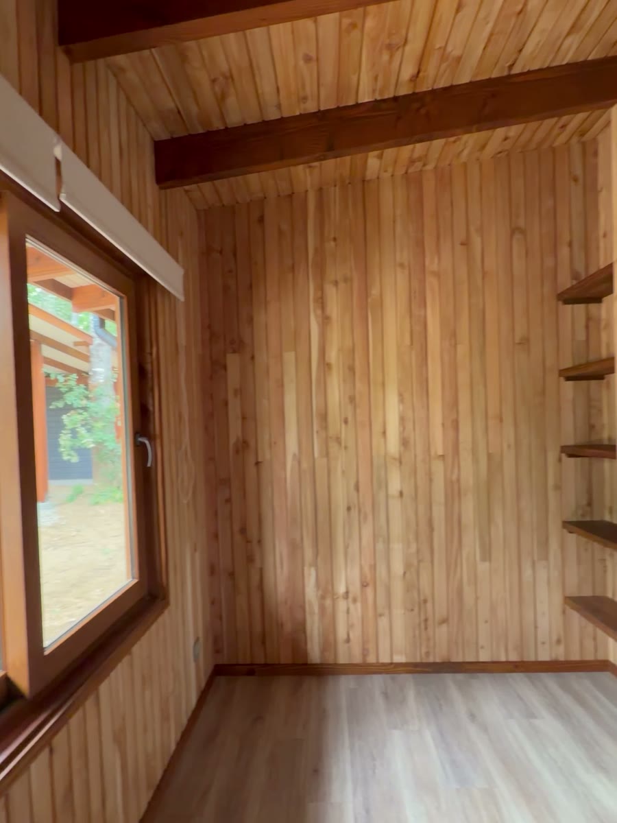Muro interior revestido con machihembrado de ciprés thuja