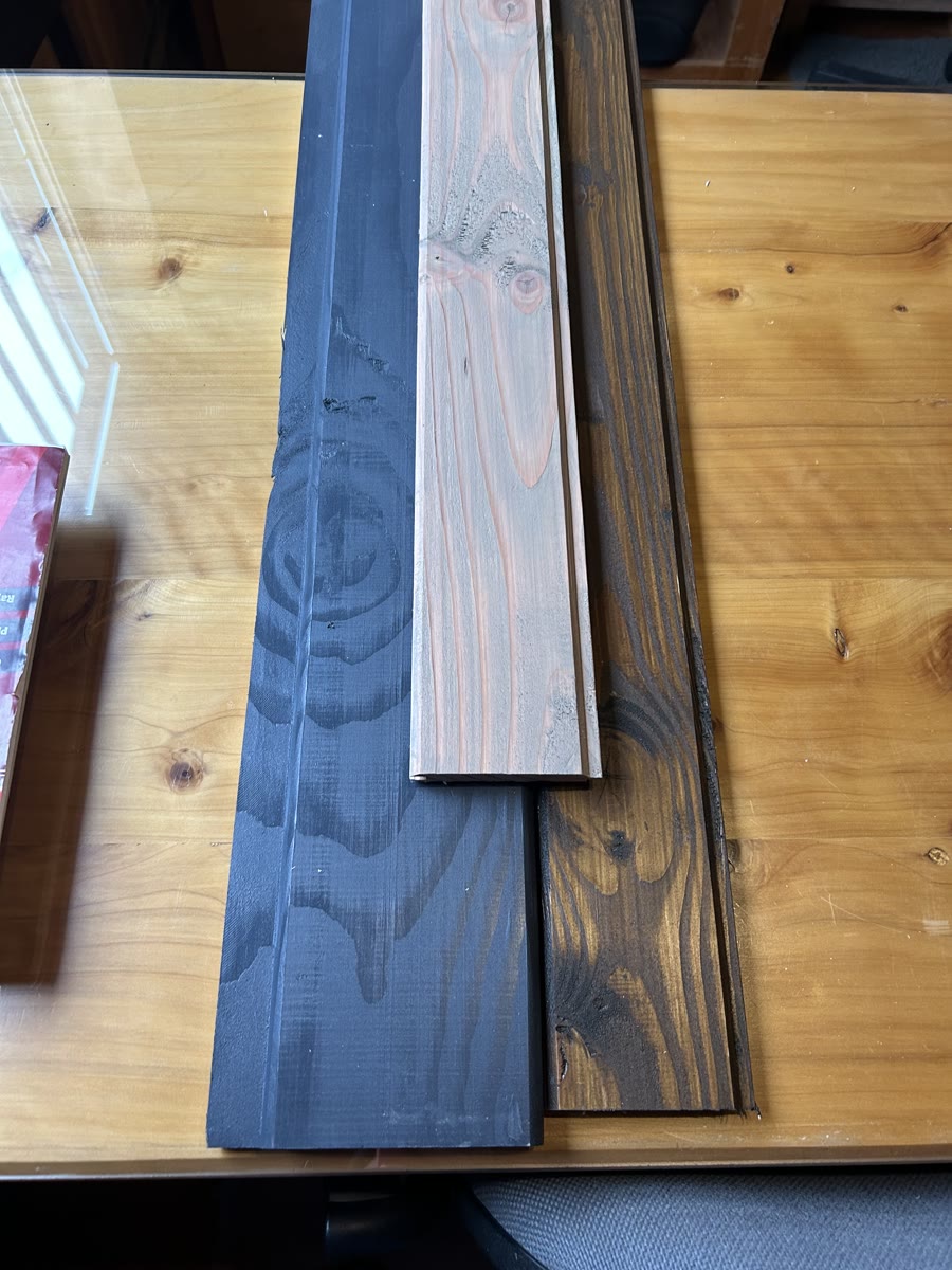 Tres tablas de Pino Oregón con distintos tintes: negro, natural y nogal